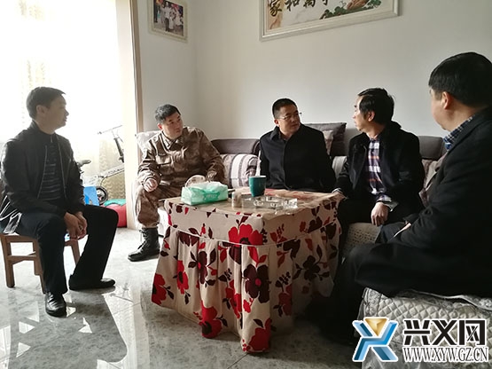 刘启万一行慰问困难群众.jpg